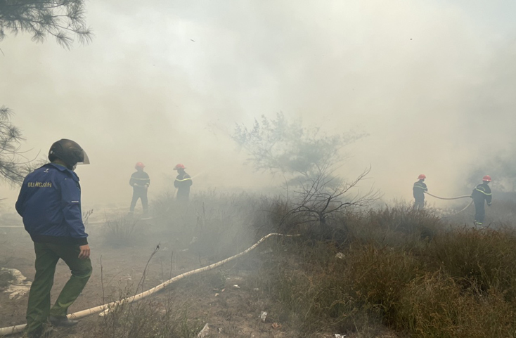 Các CBCS Phòng Cảnh sát PCCC và CNCH, Công an tỉnh kết hợp cùng các lực lượng nỗ lực dập tắt vụ cháy rừng xảy ra ngày 3-6-2021 tại địa bàn huyện Lệ Thủy.
