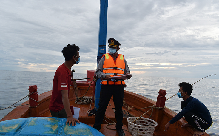 Lực lượng Thanh tra-Pháp chế Chi cục Thủy sản (Sở Nông nghiệp-PTNT) kiểm tra tàu đánh bắt hải sản của ngư dân Hà Tĩnh.