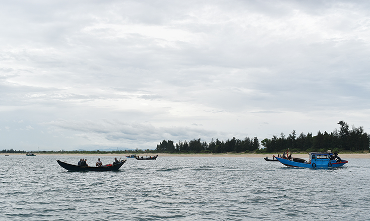 Tàu thuyền ngư dân Hà Tĩnh vào đánh bắt sát bờ biển xã Cảnh Dương, huyện Quảng Trạch.