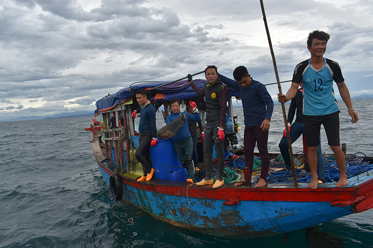 Ngư dân Hà Tĩnh không đeo khẩu trang phòng, chống dịch bệnh Covid-19 theo khuyến cáo của ngành Y tế.