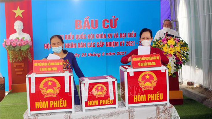 Bí thư Tỉnh ủy Hà Nam Lê Thị Thủy bỏ lá phiếu đầu tiên tại đơn vị bầu cử số 1 phường Quang Trung, thành phố Phủ Lý. Ảnh: Đại Nghĩa/TTXVN