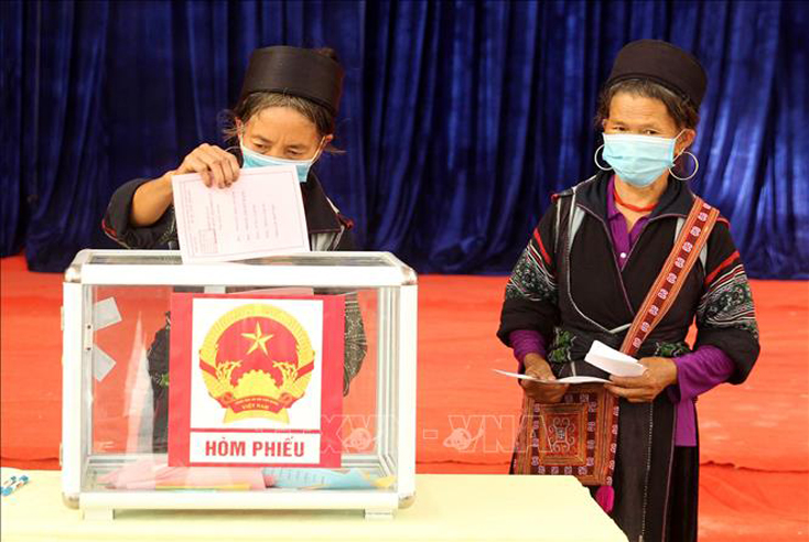 Người dân bỏ phiếu tại điểm bầu cử số 1, phường Hàm Rồng, thị xã Sa Pa. Ảnh: Quốc Khánh/TTXVN