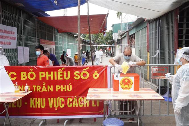 Cử tri đi bầu cử tại khu vực phong tỏa Gốc Mít, phường Trần Phú, thành phố Hải Dương. Ảnh: TTXVN phát