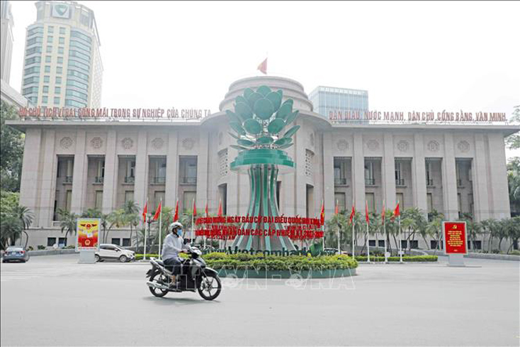 Panô khẩu hiệu được trang trí phía trước Ngân hàng Nhà nước Việt Nam, phố Lý Thái Tổ, Hà Nội. Ảnh: Trần Việt/TTXVN