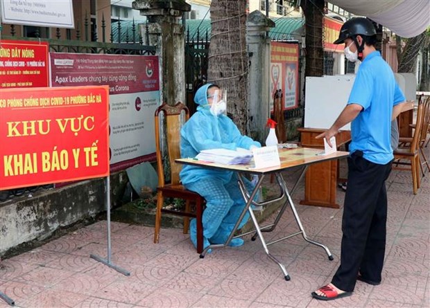 Trạm y tế phường Bắc Hà, thành phố Hà Tĩnh hướng dẫn người dân khai báo y tế và lấy mẫu xét nghiệm. (Ảnh: Công Tường/TTXVN)