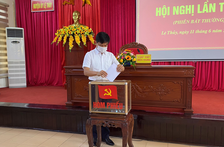 Các đại biểu bỏ phiếu lấy ý kiến nhân sự các chức danh Phó Chủ tịch HĐND và UBND huyện Lệ Thủy