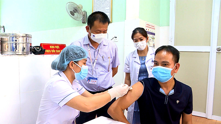 Các đối tượng thuộc nhóm ưu tiên tiêm vắc xin phòng Covid-19 đợt 2 tại Bệnh viện đa khoa thành phố Đồng Hới sang 11-6-2021.