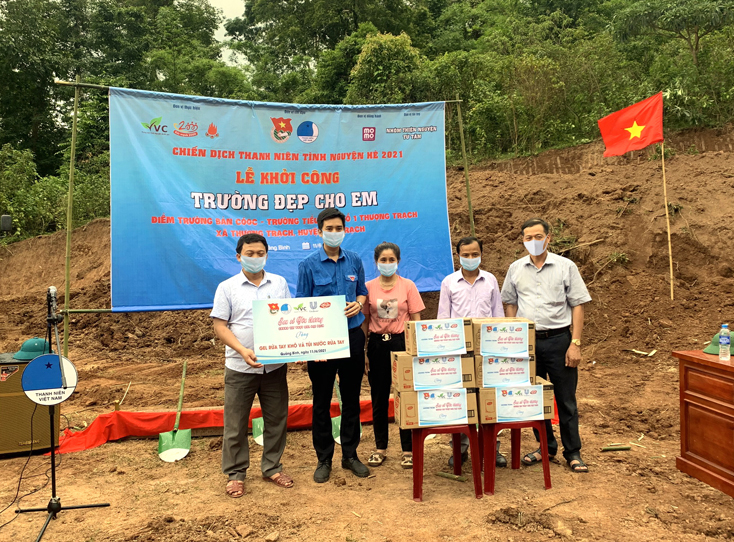 Ban Thư ký Hội LHTN Việt Nam tỉnh trao dung dịch sát khuẩn tặng các đơn vị, trường học và xã Thượng Trạch.