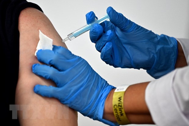  Nhân viên y tế tiêm vaccine AstraZeneca ngừa COVID-19. (Ảnh: AFP/TTXVN)