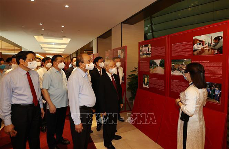 Tổng Bí thư Nguyễn Phú Trọng, Chủ tịch nước Nguyễn Xuân Phúc và các đại biểu thăm Triển lãm  