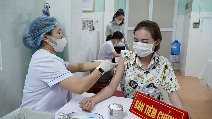 Một số hình ảnh trong ngày 12-6 tại điểm tiêm Bệnh viện đa khoa T.P Đồng Hới.