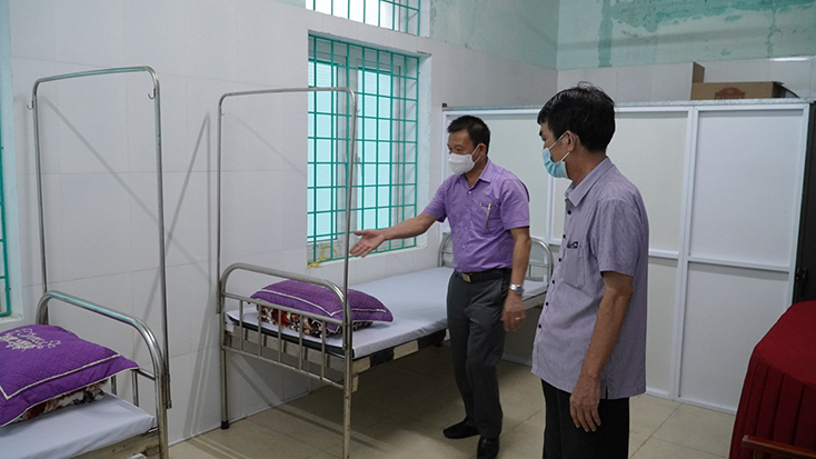 Lãnh đạo Trung tâm Kiểm soát bệnh tật kiểm tra, giám sát công tác chuẩn bị tiêm chủng Vắc xin phòng Covid-19 tại điểm tiêm Trạm Y tế xã Quảng Phú, huyện Quảng Trạch.