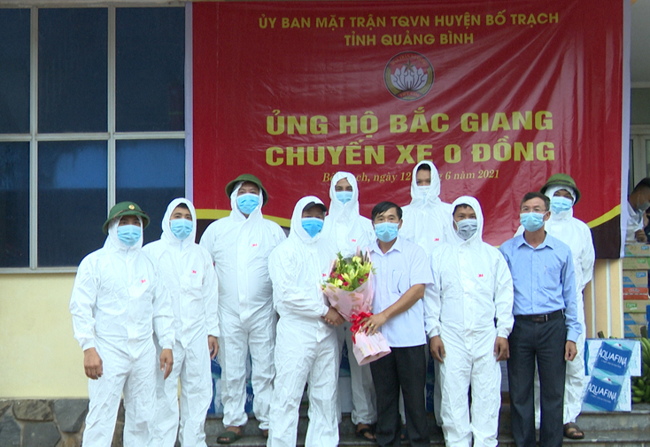 Lãnh đạo Uỷ ban MTTQ Việt Nam huyện Bố Trạch tặng hoa động viên lực lượng vận chuyển hàng ủng hộ tỉnh Bắc Giang.