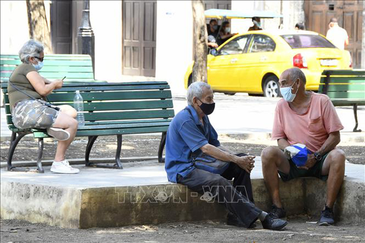 Người dân đeo khẩu trang phòng dịch COVID-19 tại La Habana, Cuba ngày 29-5-2021.