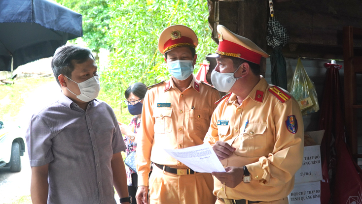 Đồng chí Bí thư Tỉnh ủy Vũ Đại Thắng kiểm tra chốt kiểm soát dịch bệnh Covid-19 trên đường Hồ Chí Minh thuộc xã Hương Hóa. 