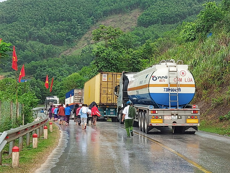 Quốc lộ 12 A: Ngày 23-5-2021, một chiếc xe container đang lưu thông trên Quốc lộ 12A, đoạn từ ngã ba Khe Ve lênCcửa khẩu quốc tế Cha Lo bị lật nghiêng, gây ách tắc giao thông kéo dài hơn 4 giờ đồng hồ.