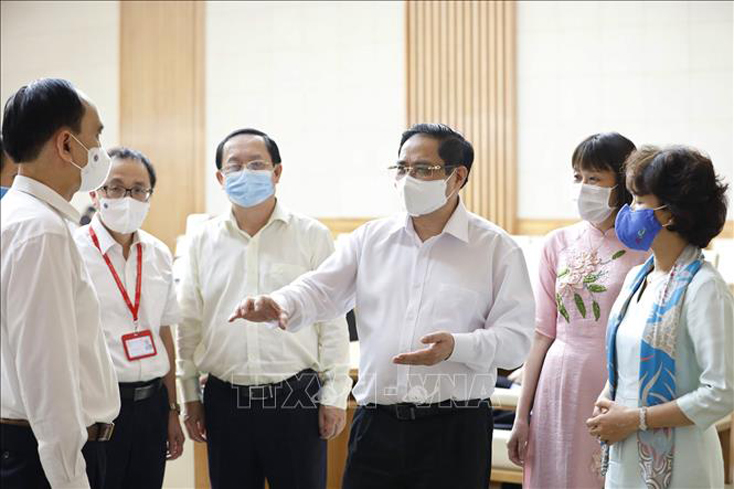  Thủ tướng Phạm Minh Chính trao đổi với các đơn vị nghiên cứu, sản xuất vaccine phòng COVID-19 trong nước. Ảnh: Dương Giang/TTXVN
