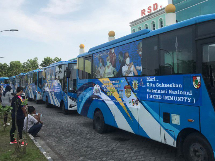 Xe buýt công cộng được sử dụng làm một điểm tiêm vaccine COVID-19 đỗ bên ngoài bệnh viện Madani ở Pekanbaru, tỉnh Riau, Indonesia. Ảnh: Reuters