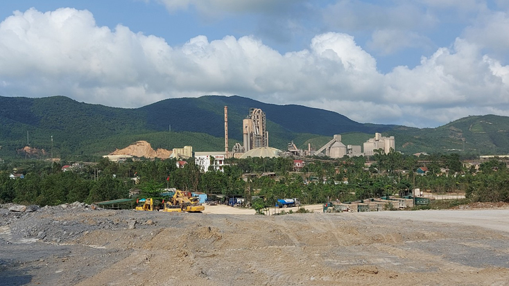 Nhà máy xí măng sông Gianh nằm sát trong khu dân cư