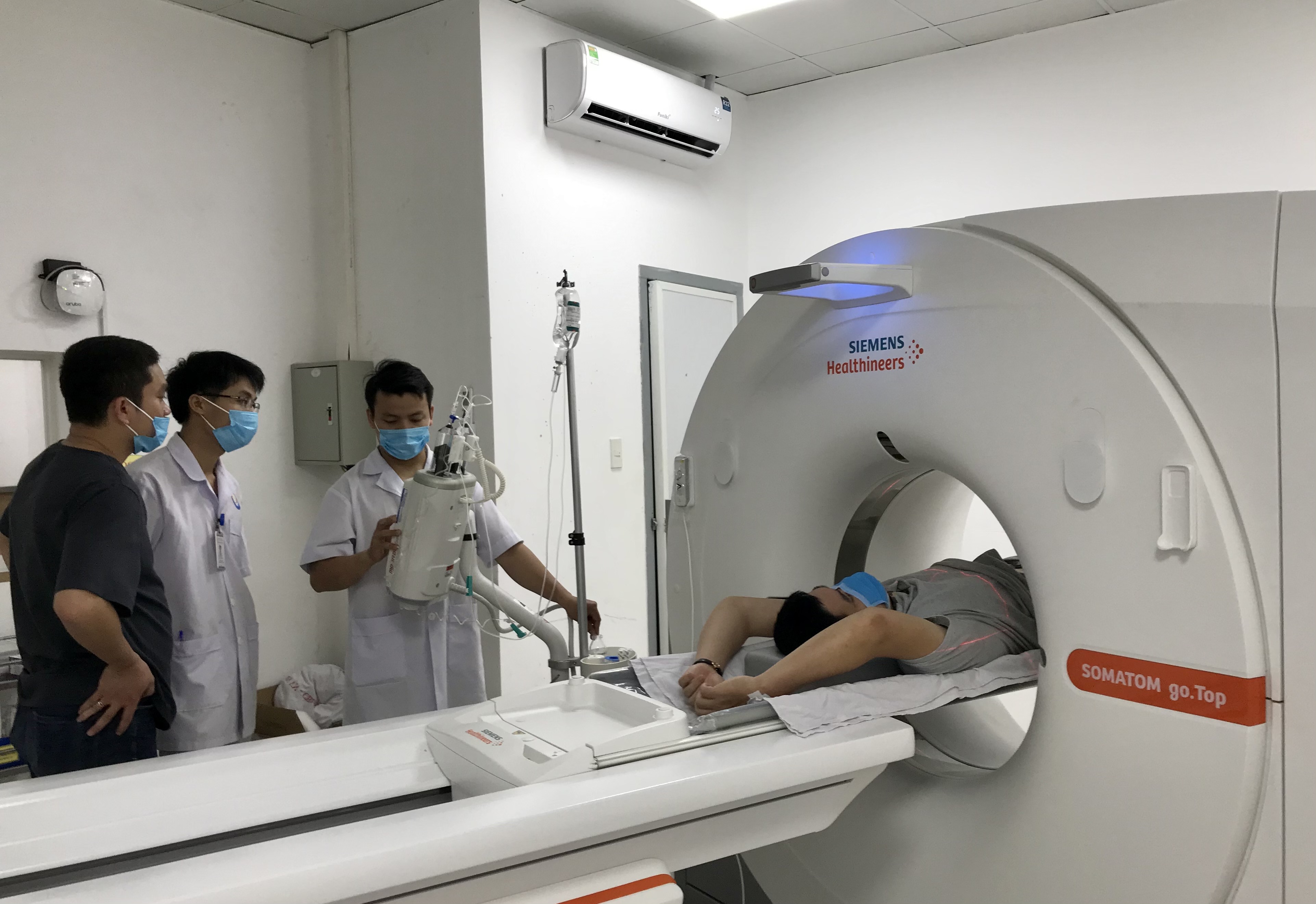 máy chụp CT scanner 128 dãy có cấu tạo nhiều dãy đầu thu có thời gian chụp nhanh, độ phân giải tốt, giá trị chẩn đoán cao hơn. 