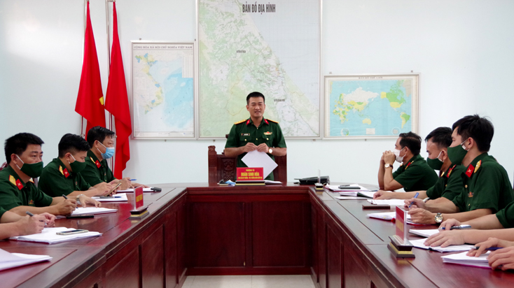 Thượng tá Đoàn Sinh Hòa, Phó Chỉ huy trưởng, Tham mưu trưởng Bộ CHQS tỉnh đánh giá kết quả kiểm tra tại Ban CHQS Đồng Hới.