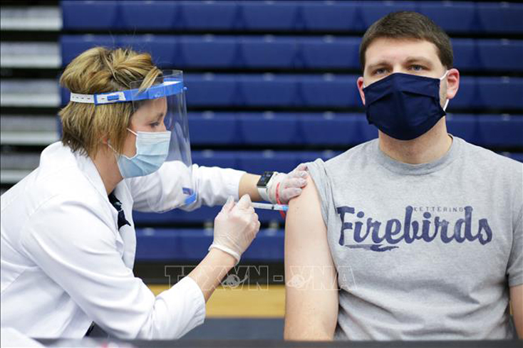 Tiêm vaccine ngừa COVID-19 cho người dân tại bang Ohio, Mỹ ngày 10-2-2021. Ảnh tư liệu: AFP/TTXVN