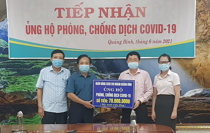 NHCSXH tỉnh trao tiền ủng hộ Quỹ phòng, chống dịch Covid-19 tỉnh thông qua Ủy ban MTTQVN tỉnh.