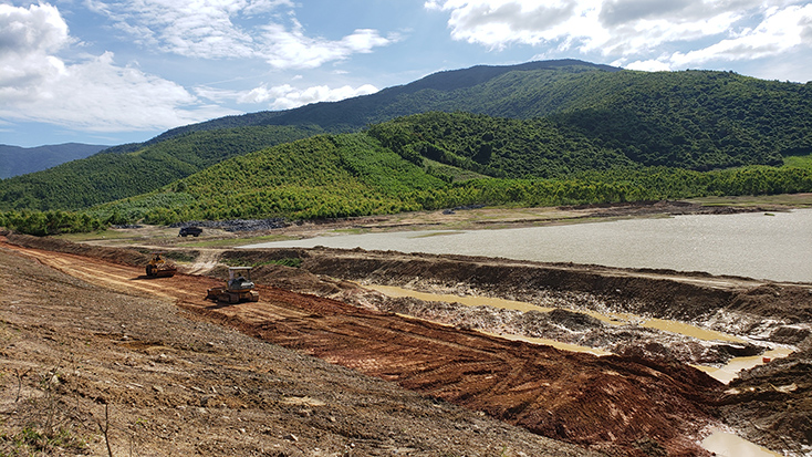  Đơn vị thi công đang gấp rút thi công các hạng mục còn lại của công trình hồ chứa nước Cây Bốm (xã Quảng Hợp, huyện Quảng Trạch).
