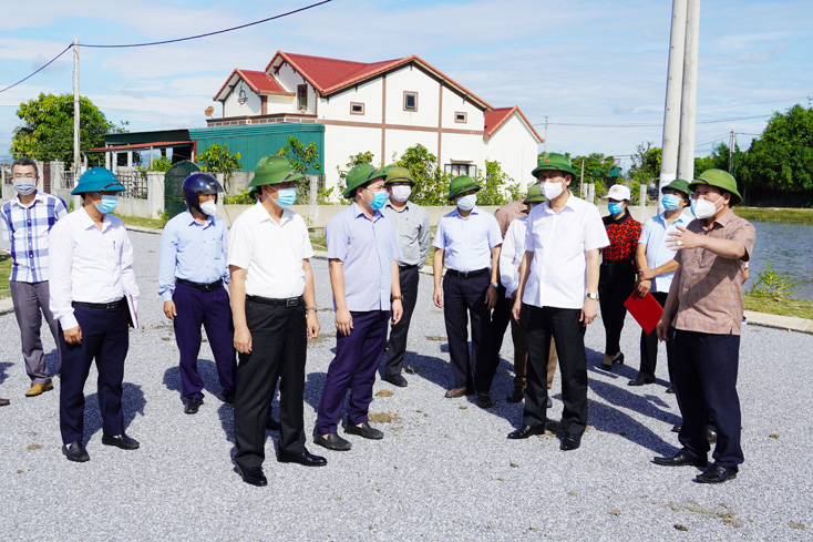 Đồng chí Chủ tịch UBND tỉnh kiểm tra khu TĐC phục vụ GPMB Khu công nghiệp Hòn La 2 ở xã Quảng Phú