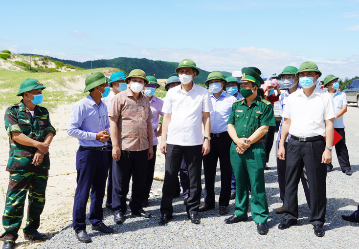 Đồng chí Chủ tịch UBND tỉnh kiểm tra một số địa điểm đang còn có vướng mắc trong thực hiện công tác bồi thường, GPMB để thực hiện Dự án Cơ sở hạ tầng thuộc Trung tâm Điện lực Quảng Trạch.