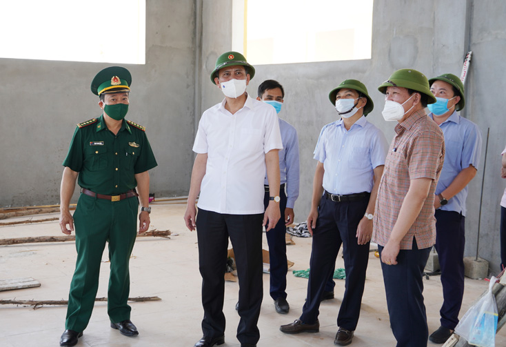 Đồng chí Chủ tịch UBND tỉnh kiểm tra khu TĐC phục vụ GPMB Dự án Trung tâm Điện lực Quảng Trạch ở xã Quảng Đông.