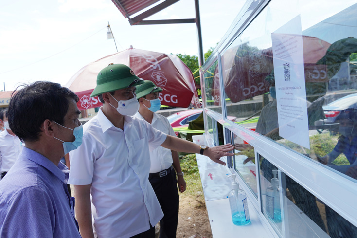 Đồng chí Chủ tịch UBND tỉnh kiểm tra hoạt động tại Chốt kiểm soát phòng, chống dịch bệnh Covid-19 trên tuyến quốc lộ 1A tại xã Quảng Đông.