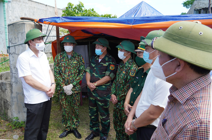 Đồng chí Chủ tịch UBND tỉnh hỏi thăm và động viên cán bộ, chiến sỹ Bộ Chỉ huy Bộ đội Biên phòng tỉnh đang làm nhiệm vụ kiểm soát dịch bệnh Covid-19 trên địa bàn xã Quảng Đông. 