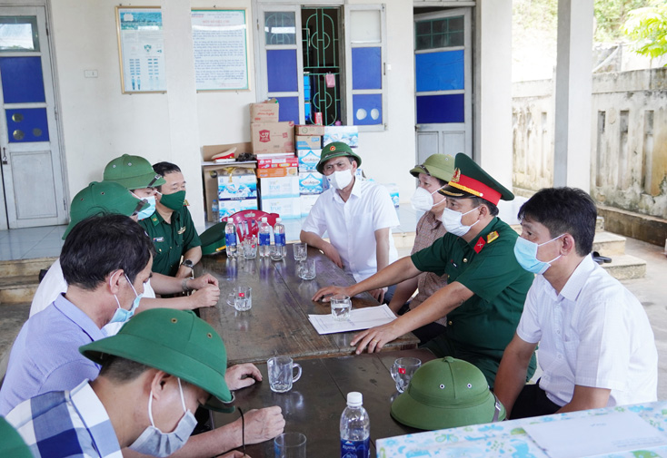Đồng chí Chủ tịch UBND tỉnh chỉ đạo các công việc mà các sở, ngành, đơn vị cần làm ngay sau khi nghe ý kiến của các lực lượng tại Chốt kiểm soát phòng, chống dịch bệnh Covid-19 trên tuyến quốc lộ 1A tại xã Quảng Đông.
