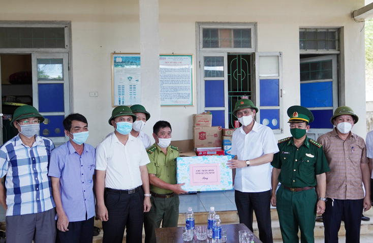 Đồng chí Chủ tịch UBND tỉnh tặng quà động viên các lực lượng đang làm nhiệm vụ tại Chốt kiểm soát phòng, chống dịch bệnh Covid-19 trên tuyến quốc lộ 1A tại xã Quảng Đông.