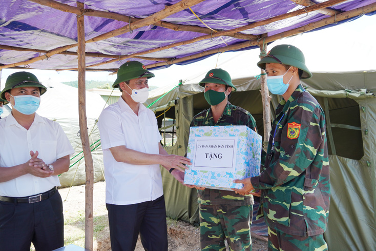 Đồng chí Chủ tịch UBND tỉnh tặng quà động viên cán bộ, chiến sỹ Bộ Chỉ huy Bộ đội Biên phòng tỉnh trên địa bàn xã Quảng Đông.