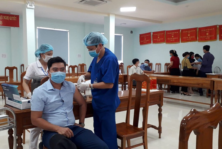 Nhân viên y tế đang tiêm vắc xin phòng dịch bệnh Covid-19 cho nhóm đối tượng ưu tiên đợt 2 tại huyện Lệ Thủy