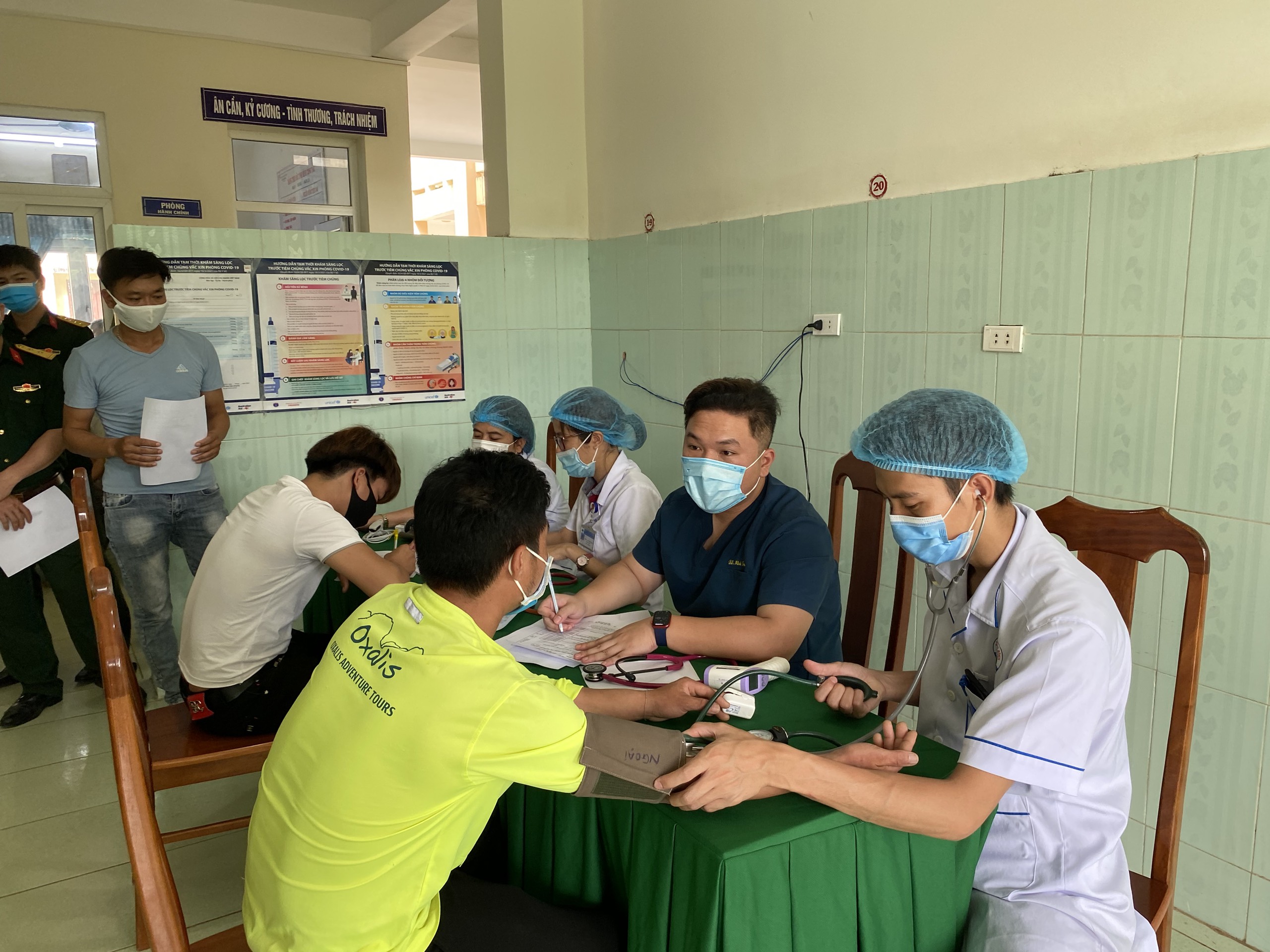 Các nhân viên du lịch của Công ty Oxalis ở Khu du lịch Tú Làn (xã Tân Hóa) được tiêm vắc xin phòng Covid-19 trong đợt 2 này.