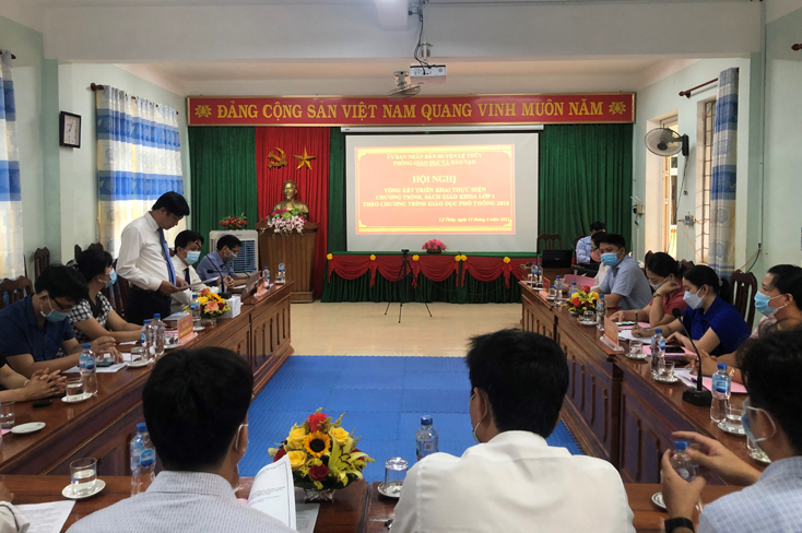 Các đại biểu tham gia hội nghị trực tuyến tại điểm cầu Phòng GD-ĐT huyện Lệ Thủy
