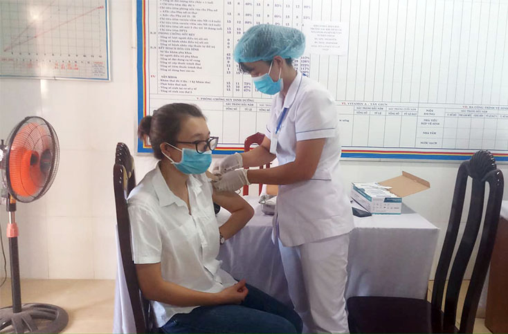 Các đối tượng ưu tiên được tiêm vắc-xin Covid-19 đợt 2 tại Trạm y tế xã Quảng Phú