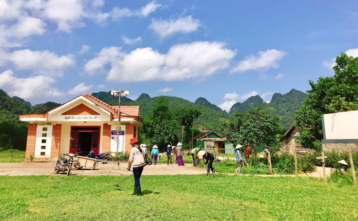 Nhân dân thôn Tân Lợi, xã Hóa Hợp, huyện Minh Hóa tổ chức làm vệ sinh, giữ cho môi trường xung quanh luôn xanh-sạch-đẹp. 