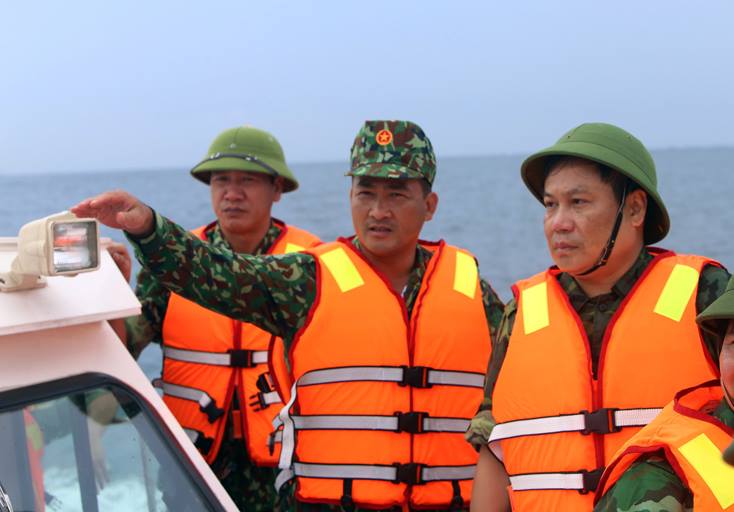 Đồng chí Bí thư Tỉnh ủy Vũ Đại Thắng kiểm tra vùng biển và các đảo ven bờ tỉnh Quảng Bình. 