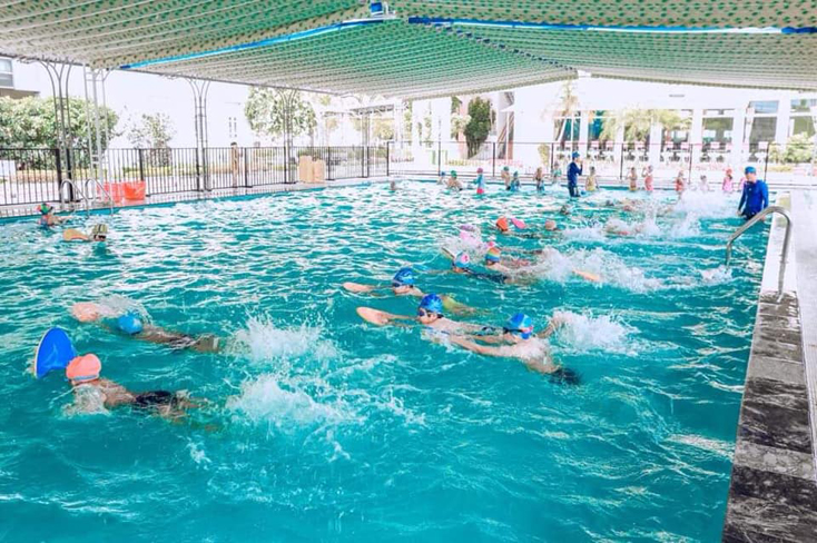 Hoạt động dạy kỹ năng an toàn dưới nước và bơi lội được Trường tiểu học Chu Văn An triển khai hiệu quả.