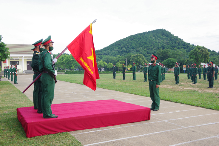 Chiến sỹ mới thực hiện nghi thức “hôn Quốc kỳ” trong lễ tuyên thệ.