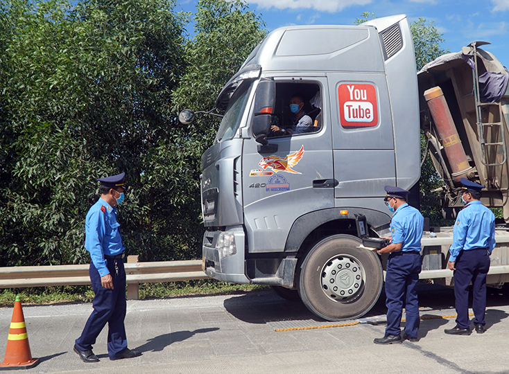 Tổ kiểm tra liên kiểm tra tải trọng phương tiện bằng cân di động tại đường Hồ Chí Minh đoạn qua xã Phú Thủy.