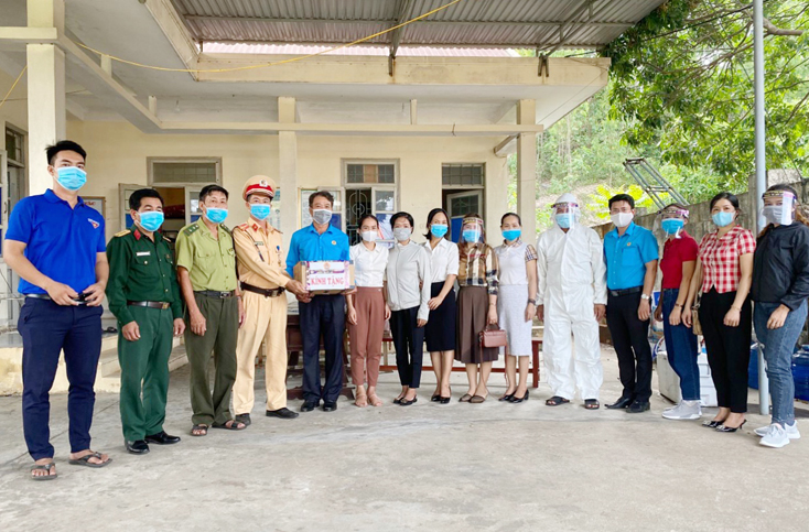 Trường tiểu học số 2 Quảng Châu (huyện Quảng Trạch) tặng quà cho Chốt kiểm soát phòng, chống dịch Covid-19 phía Bắc.