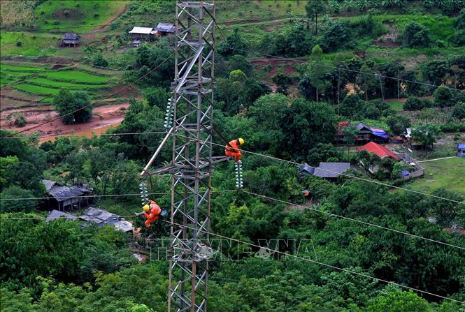 Công nhân Công ty Lưới điện Cao thế miền Bắc bảo dưỡng đường dây 110kV, đảm bảo truyền tải, cung cấp điện ổn định cho các phụ tải trên địa bàn 27 tỉnh, thành phố thuộc miền Bắc. Ảnh minh họa: Ngọc Hà/TTXVN