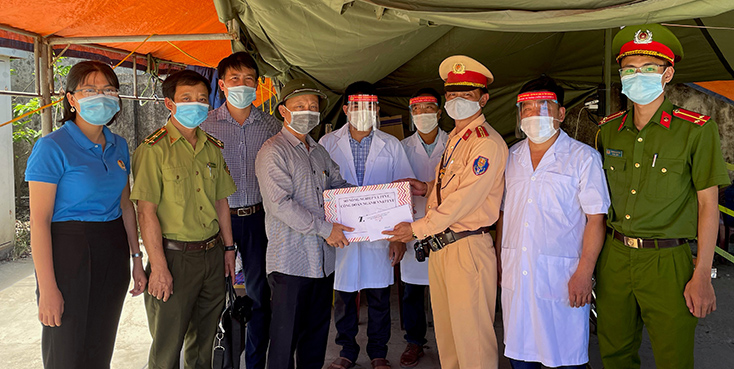 Lãnh đạo Sở NN-PTNT thăm, tặng quà chốt kiểm soát phòng, chống dịch Covid-19 trên tuyến đường Hồ Chí Minh tại xã Hương Hoá (Tuyên Hoá).
