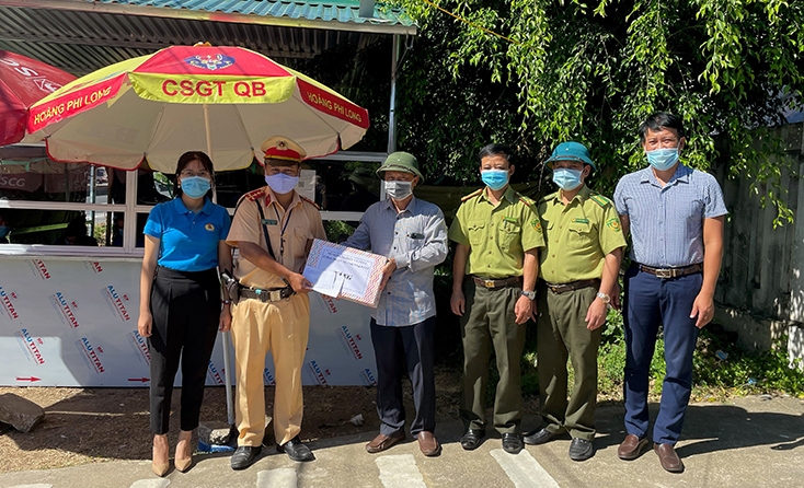  Lãnh đạo Sở NN-PTNT thăm, tặng quà chốt kiểm soát phòng, chống dịch Covid-19 trên tuyến Quốc lộ 1A tại xã Quảng Đông (Quảng Trạch)