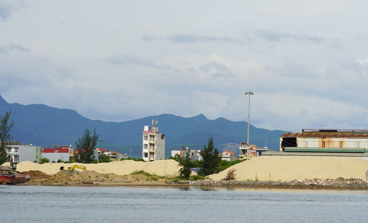 Hàng nghìn m3 cát tập kết trái phép trong khuôn viên Nhà máy đóng tàu Nhật Lệ hiện vẫn chưa được di dời dù thời hạn yêu cầu phải hoàn thành trước ngày 30-5-2021.